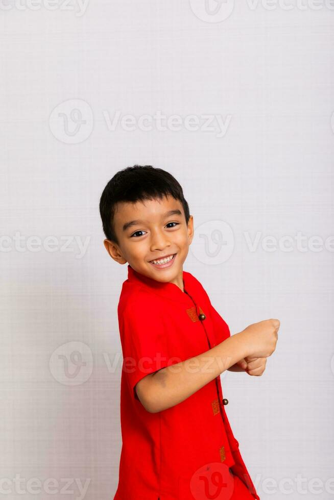 peu garçon mode souriant enfant dans rouge chinois robe, style et mode des idées pour les enfants. chinois Nouveau année photo