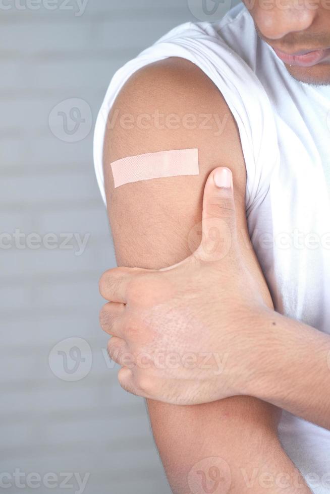 pansement adhésif sur le bras du jeune homme avec espace de copie photo