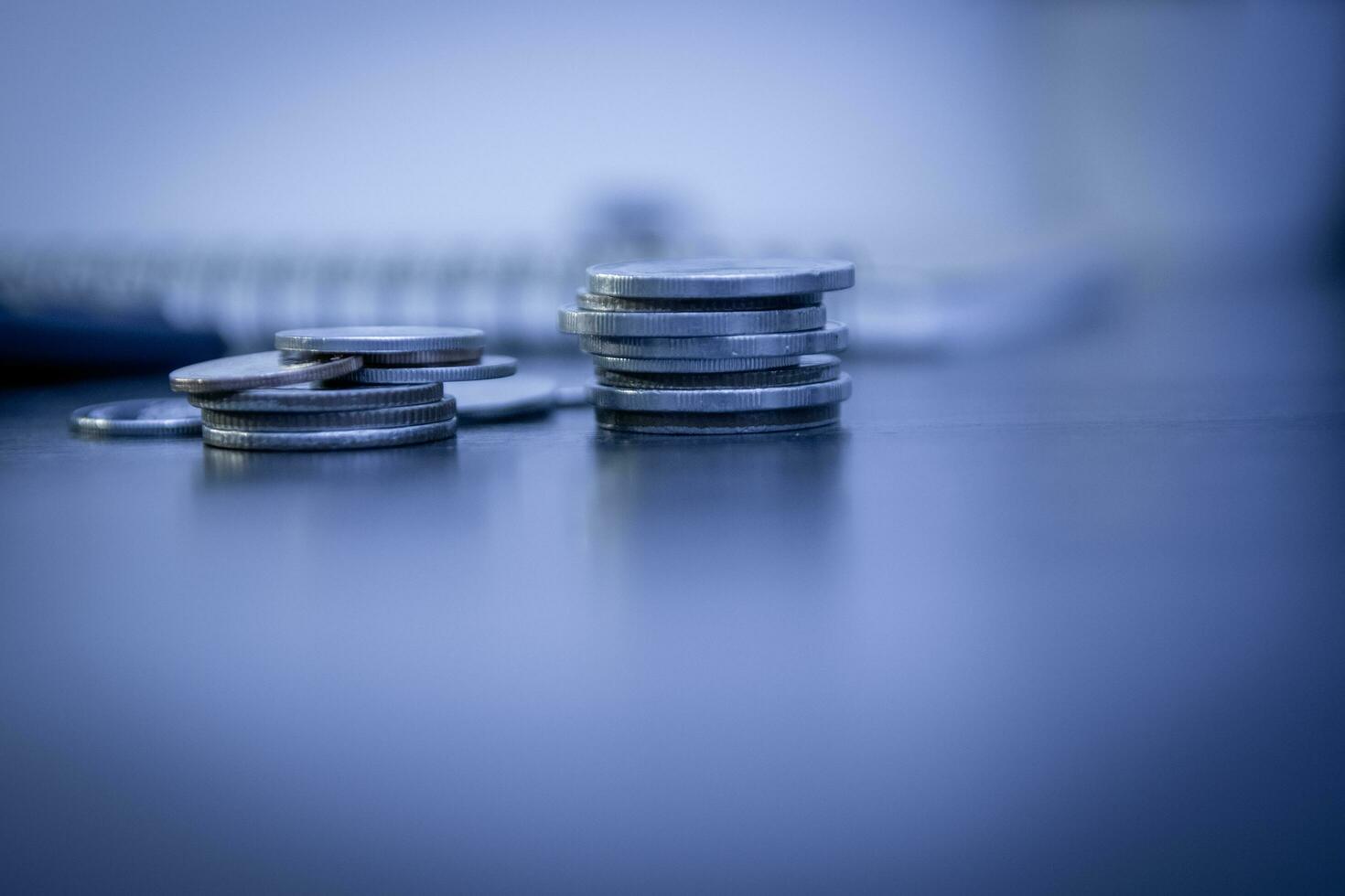 une bouquet de pièces de monnaie. empilés en haut. argent économie concept. investissement. photo