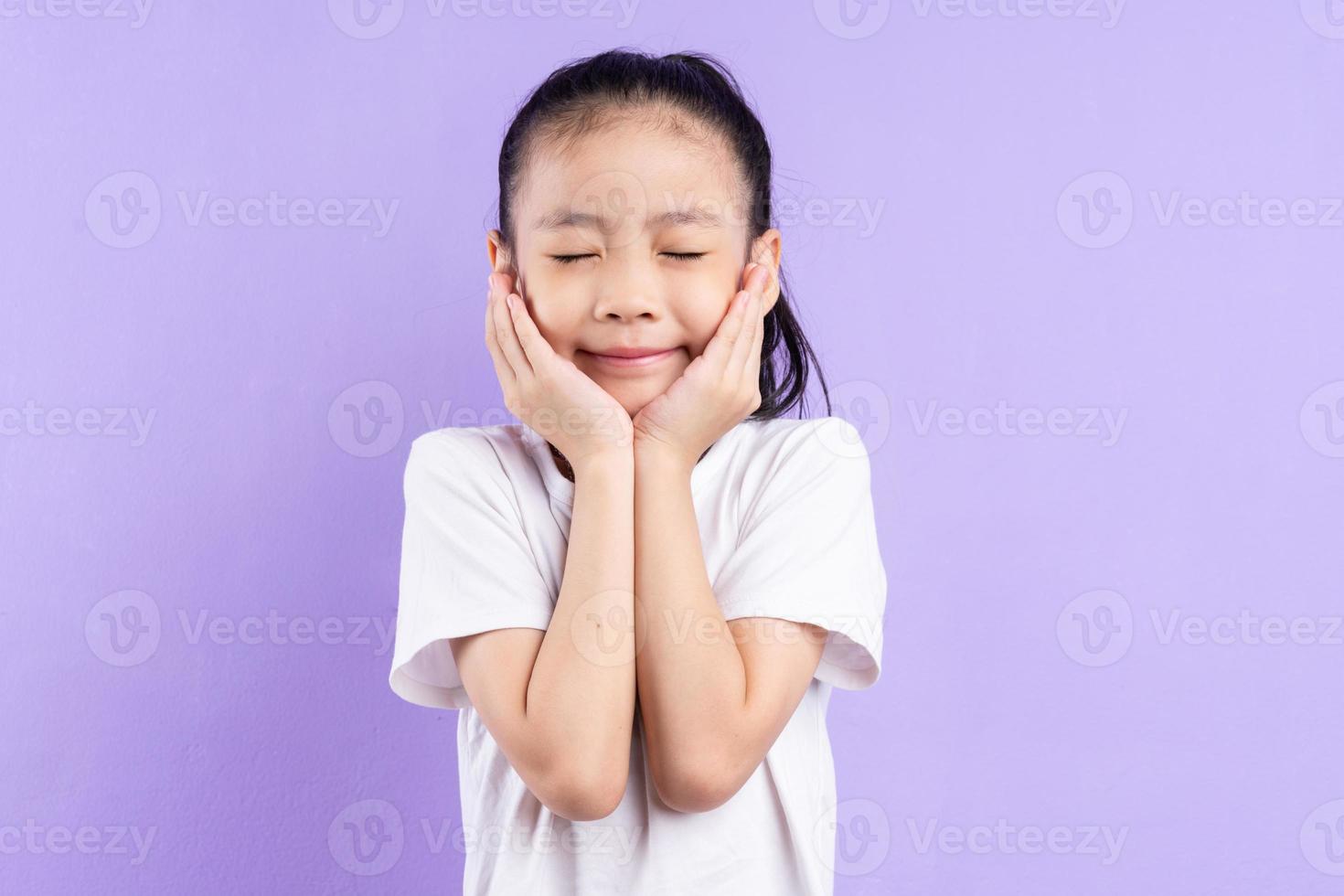 portrait d'enfant asiatique sur fond violet photo