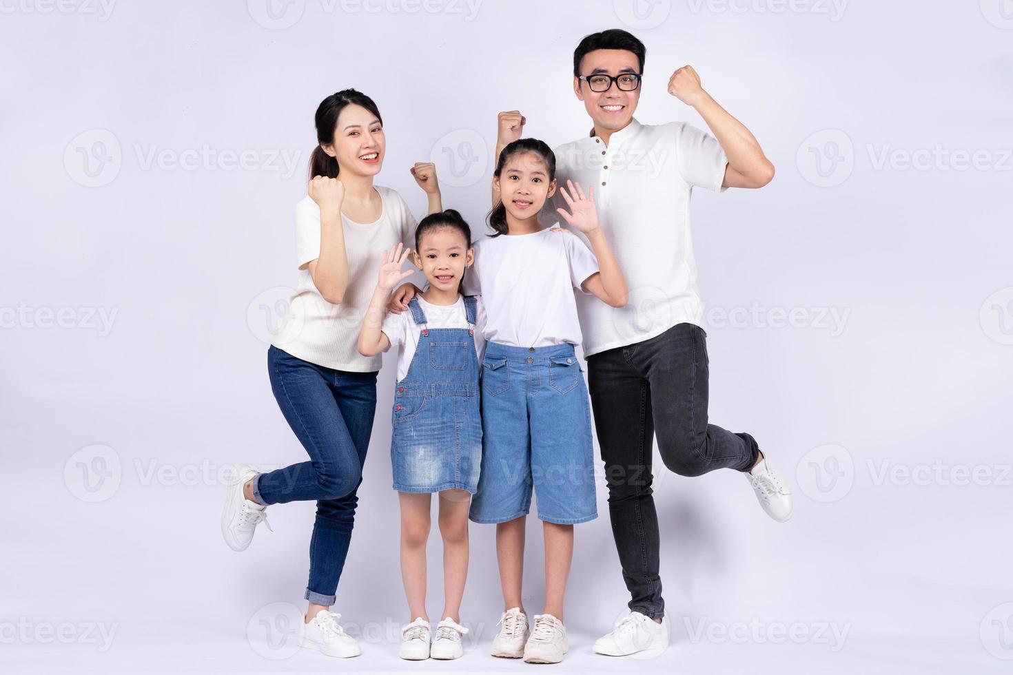 portrait de famille asiatique sur fond blanc photo