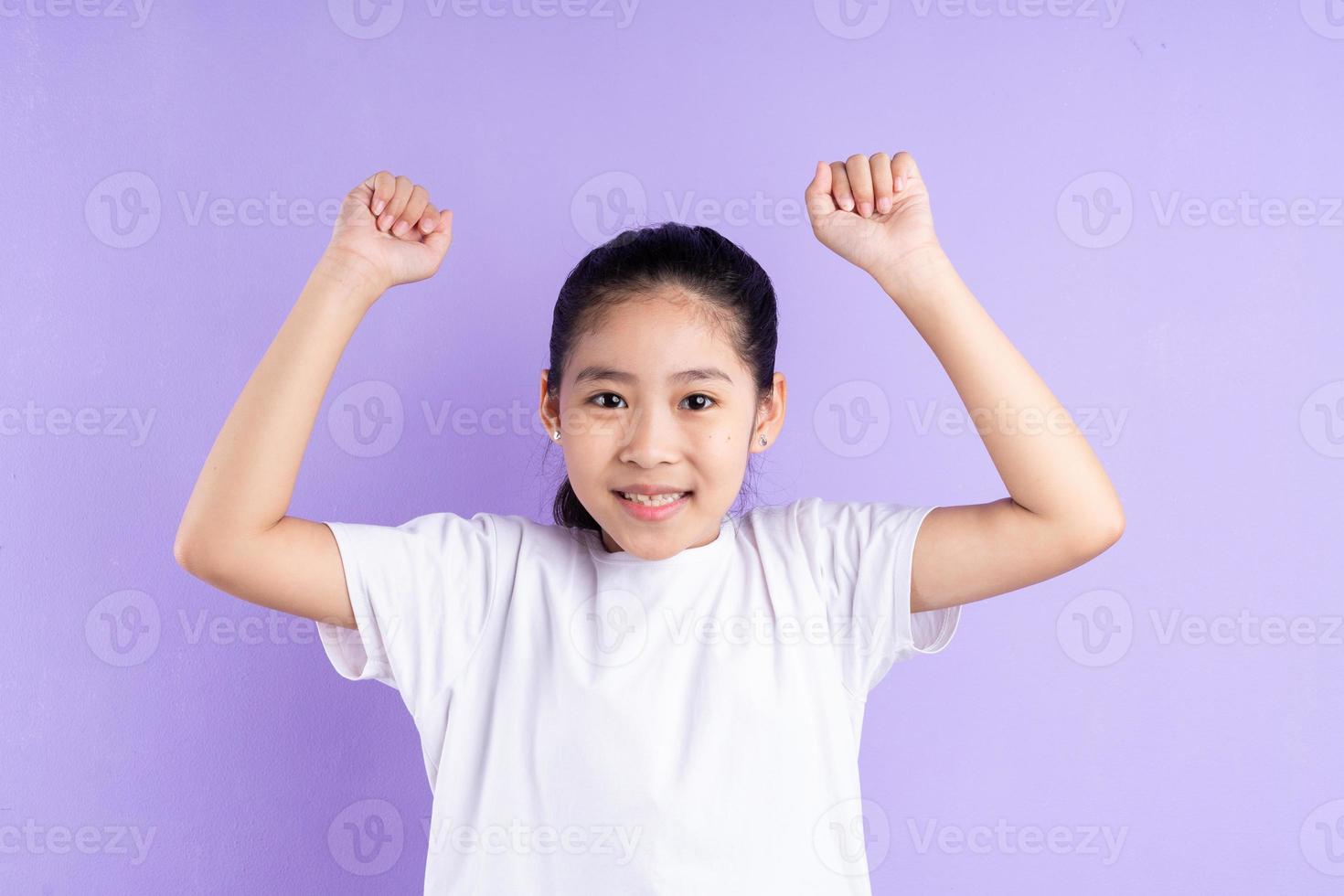 portrait d'enfant asiatique sur fond violet photo