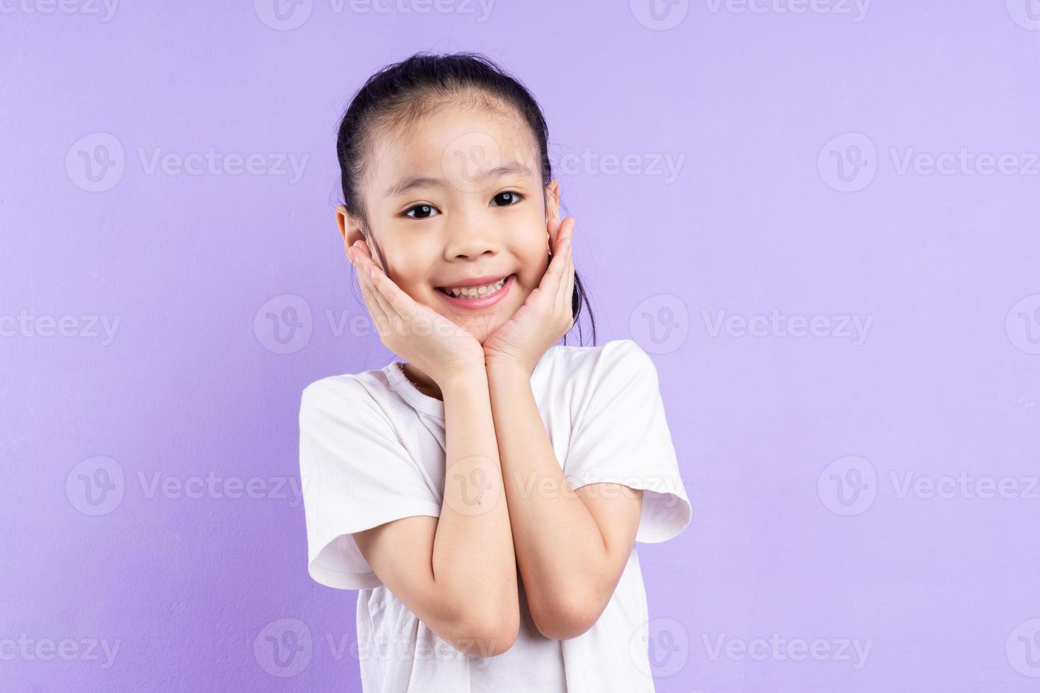 portrait d'enfant asiatique sur fond violet photo