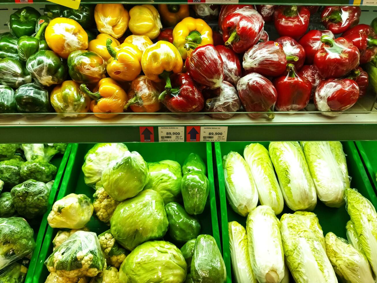 surakarta, Indonésie, avril 27, 2023. Frais biologique des légumes et des fruits sur étagère dans supermarché, Les agriculteurs marché. en bonne santé nourriture marché concept. vitamines et minéraux dans des légumes et des fruits photo