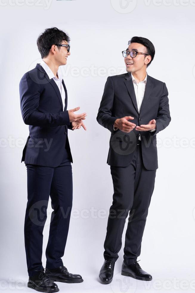 deux hommes d'affaires asiatiques marchant sur fond blanc photo