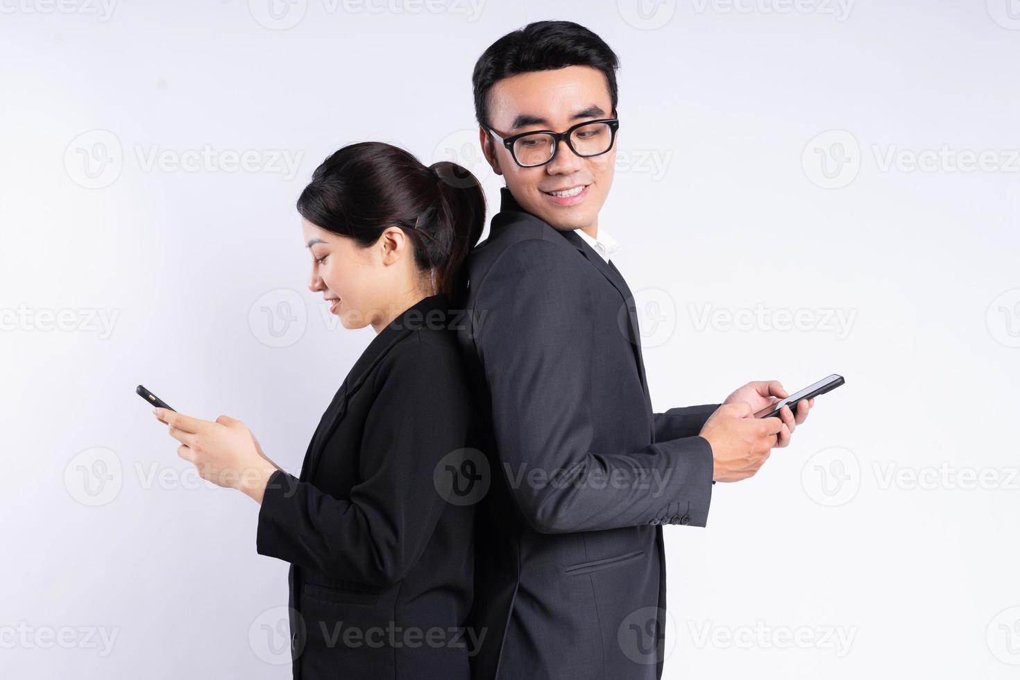 homme d'affaires asiatique et femme d'affaires utilisant un smartphone photo
