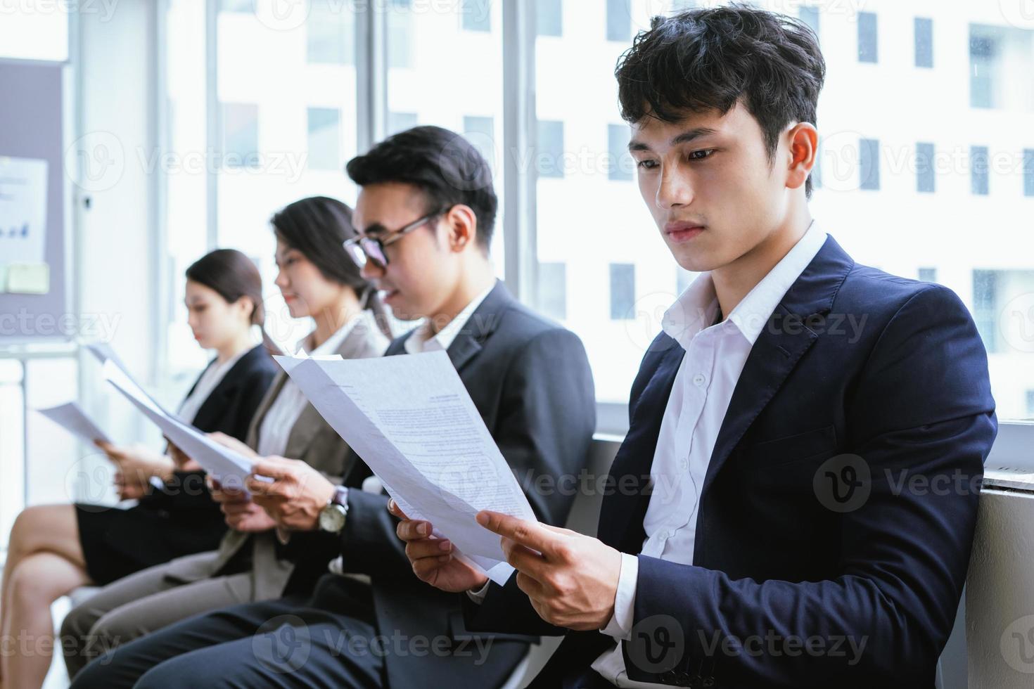 les candidats attendent leur tour pour être interviewés photo