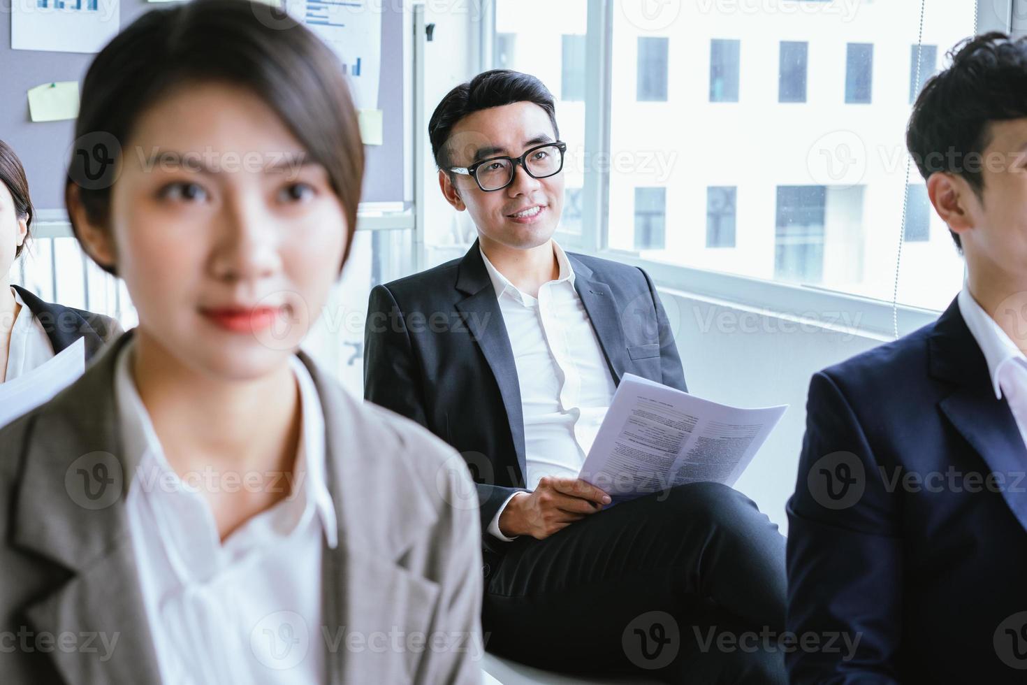 homme d'affaires asiatique écoutant attentivement pendant la réunion photo