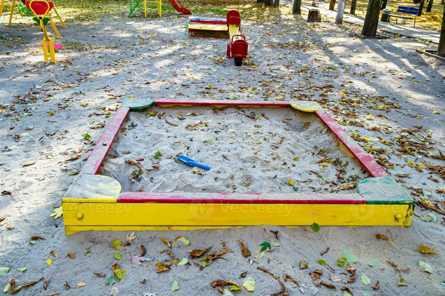 photographie sur le thème bac à sable en bois vide avec du sable pour les enfants photo
