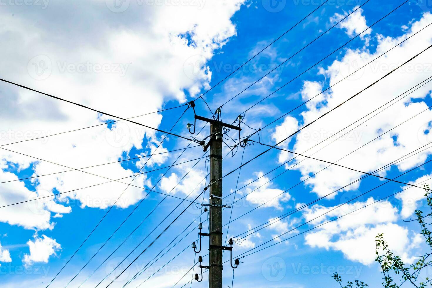 Poteau électrique de puissance avec fil de ligne sur fond coloré close up photo