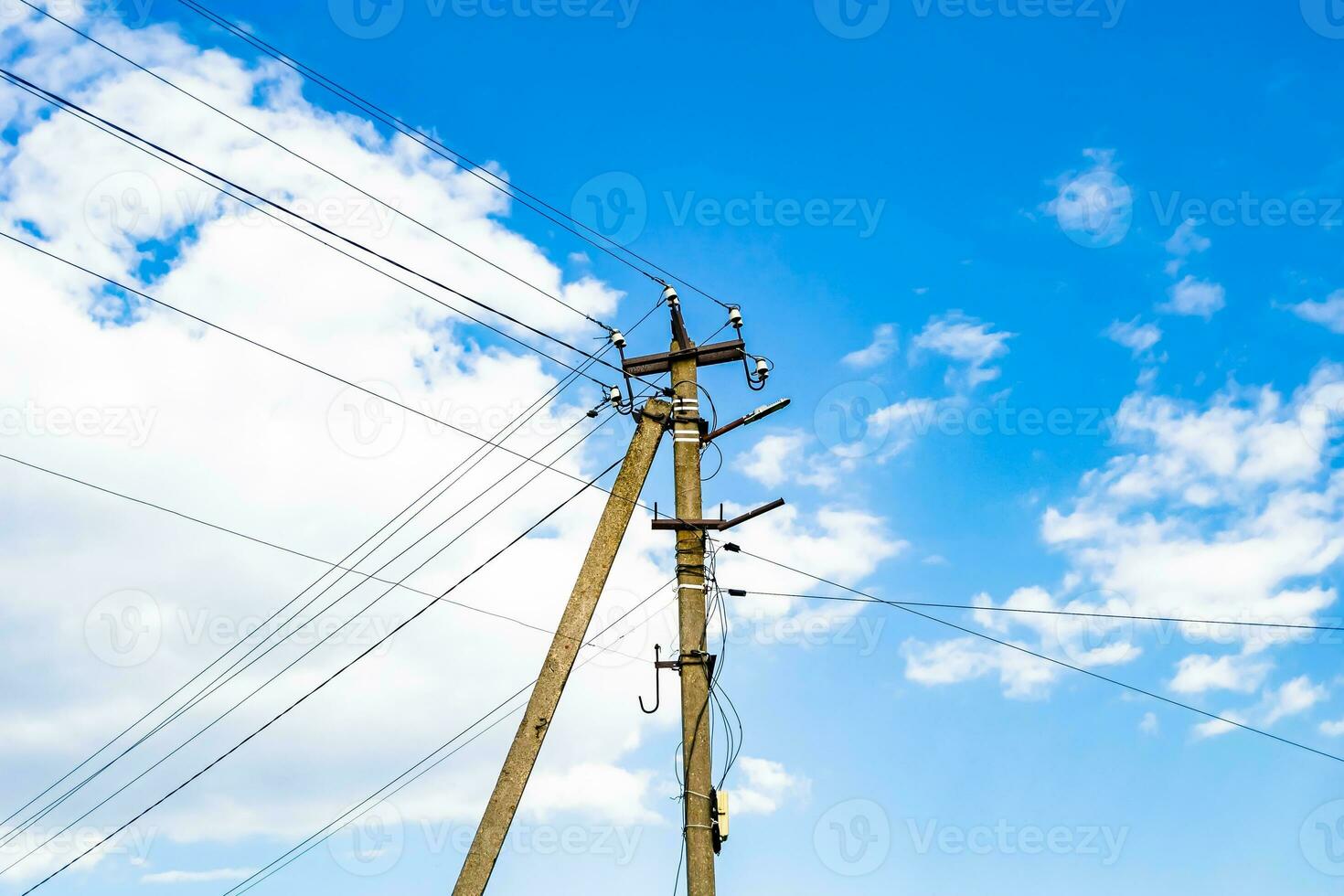 Poteau électrique de puissance avec fil de ligne sur fond coloré close up photo