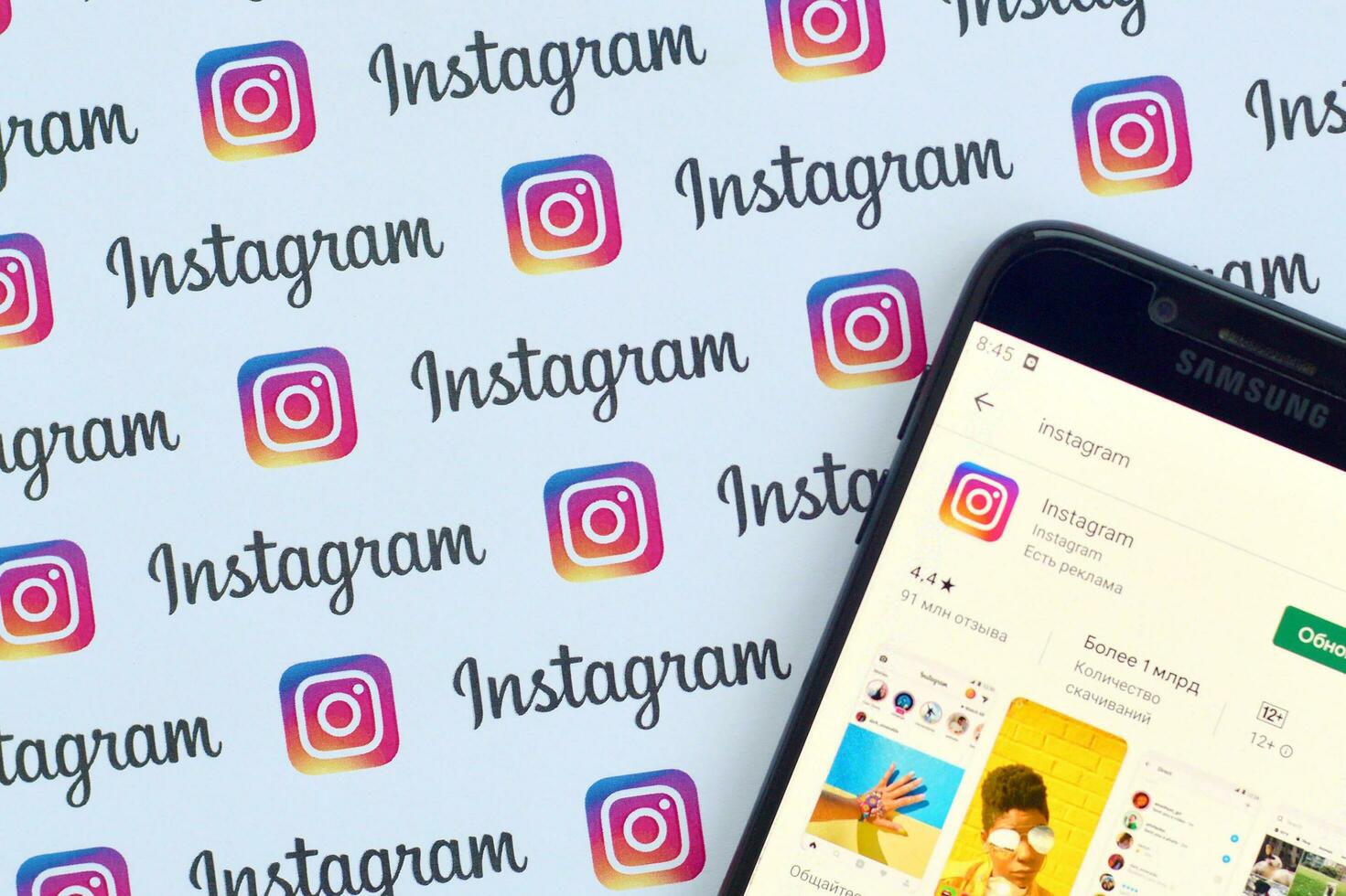 instagram app sur samsung téléphone intelligent écran sur bannière avec petit instagram logos. instagram est américain photo et partage de vidéo social la mise en réseau un service par Facebook inc