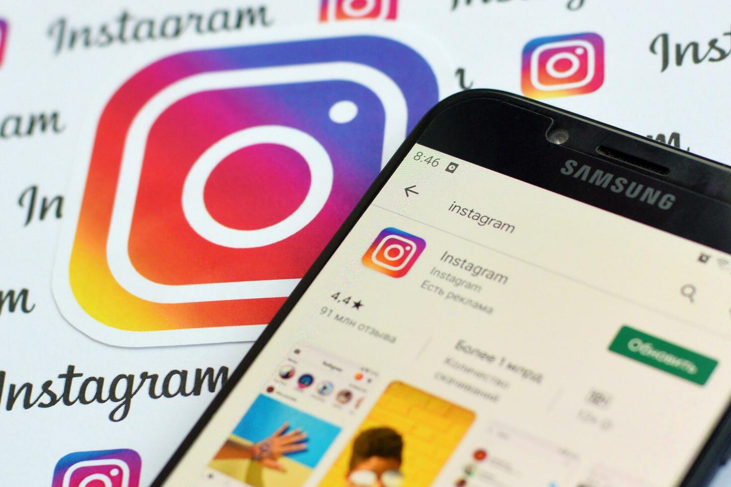 instagram app sur samsung téléphone intelligent écran sur bannière avec petit instagram logos. instagram est américain photo et partage de vidéo social la mise en réseau un service par Facebook inc