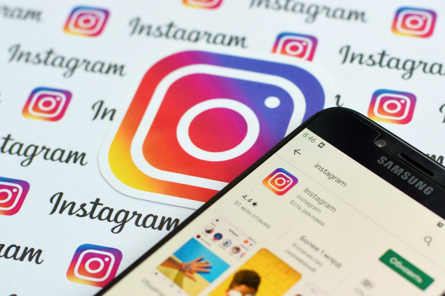 instagram app sur samsung téléphone intelligent écran sur bannière avec petit instagram logos. instagram est américain photo et partage de vidéo social la mise en réseau un service par Facebook inc