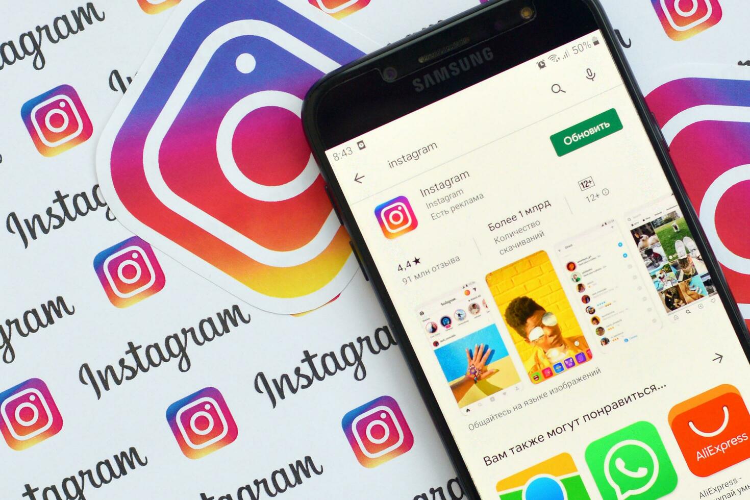 instagram app sur samsung téléphone intelligent écran sur bannière avec petit instagram logos. instagram est américain photo et partage de vidéo social la mise en réseau un service par Facebook inc