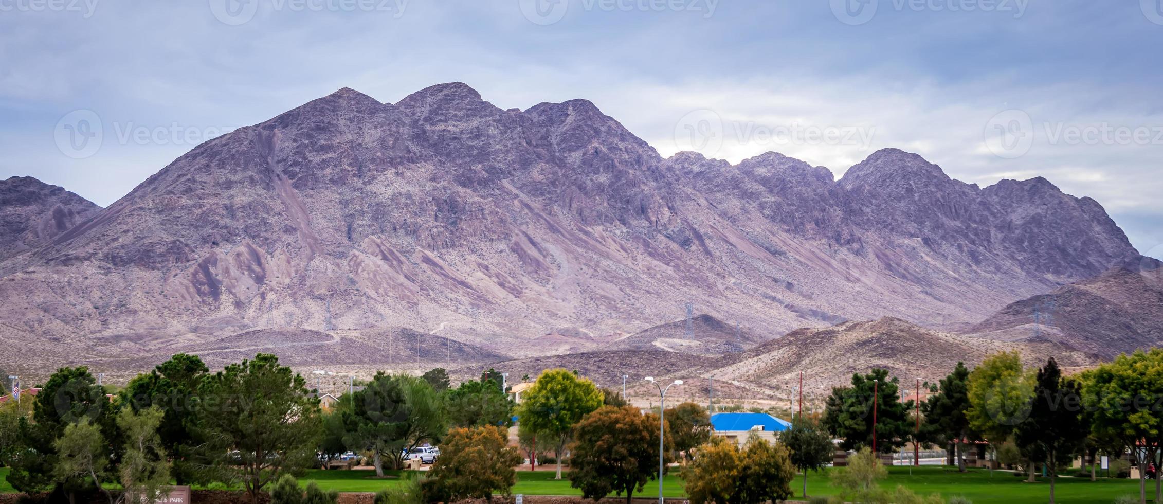 Las Vegas ville entourée de montagnes de roches rouges et de la vallée de feu photo