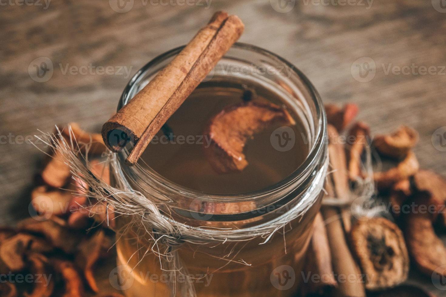 compote de fruits de pommes séchées dans un bocal en verre sur une planche en bois rusric photo