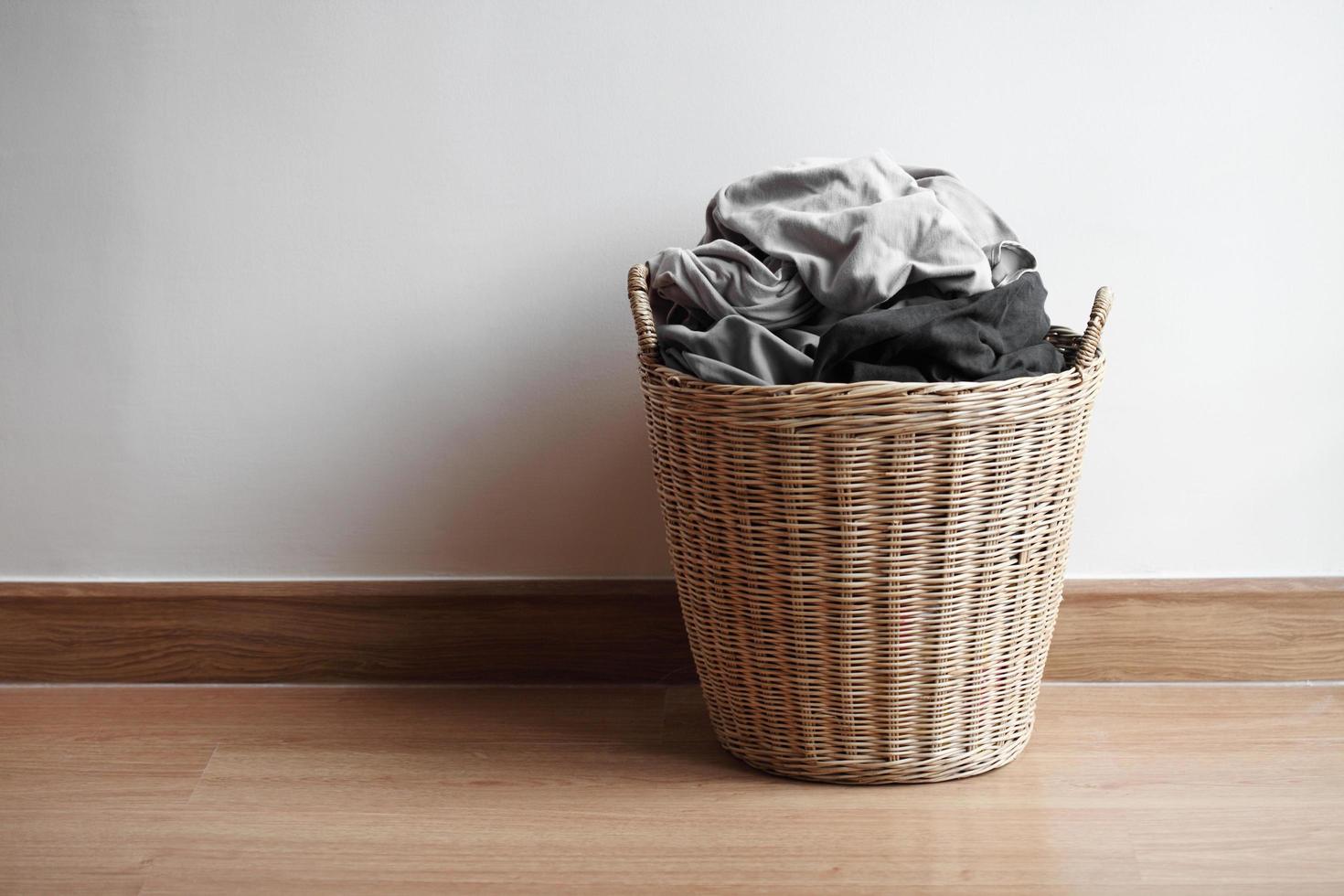 panier en bois avec du linge sale au sol photo