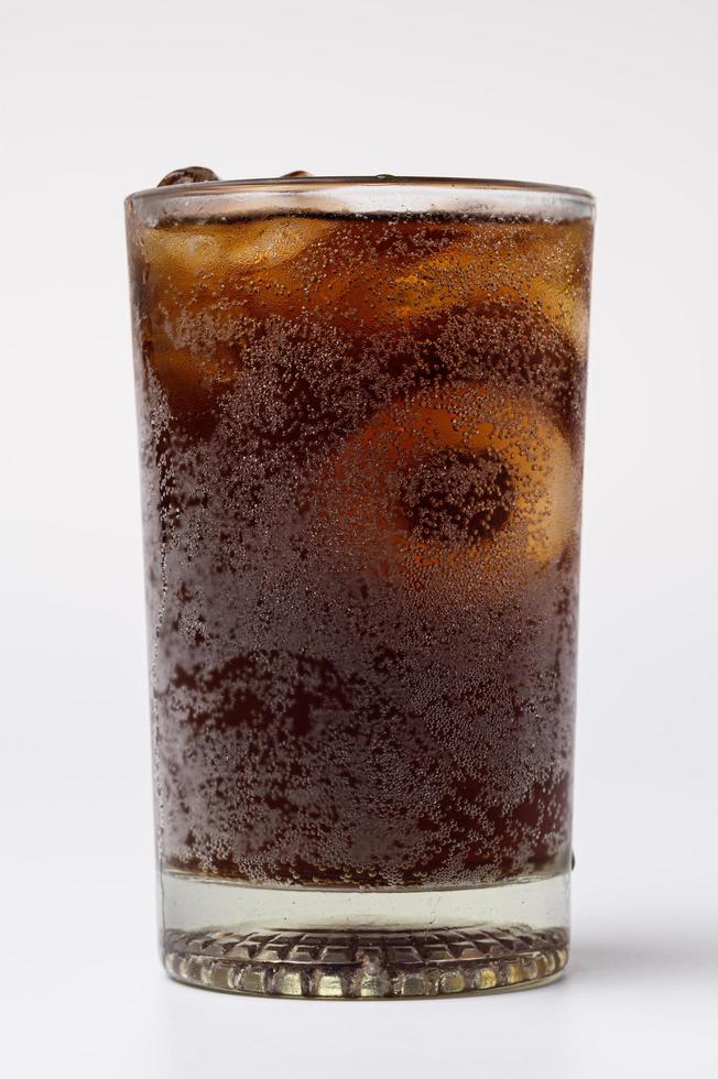 Cola en verre avec des glaçons clairs isolé sur fond blanc photo