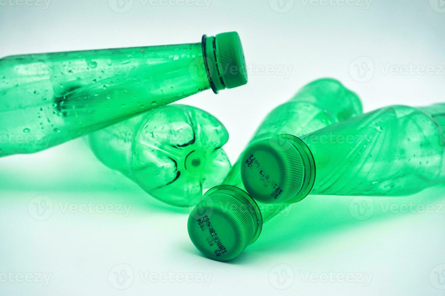 vert animal de compagnie Plastique bouteille dans blanc Contexte photo