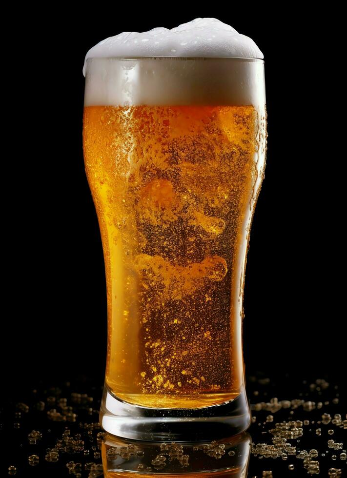 une verre de du froid Frais Bière avec casquette de mousse. éclaboussure de mousse avec savoureux américain bière. Bière journée concept par ai généré photo