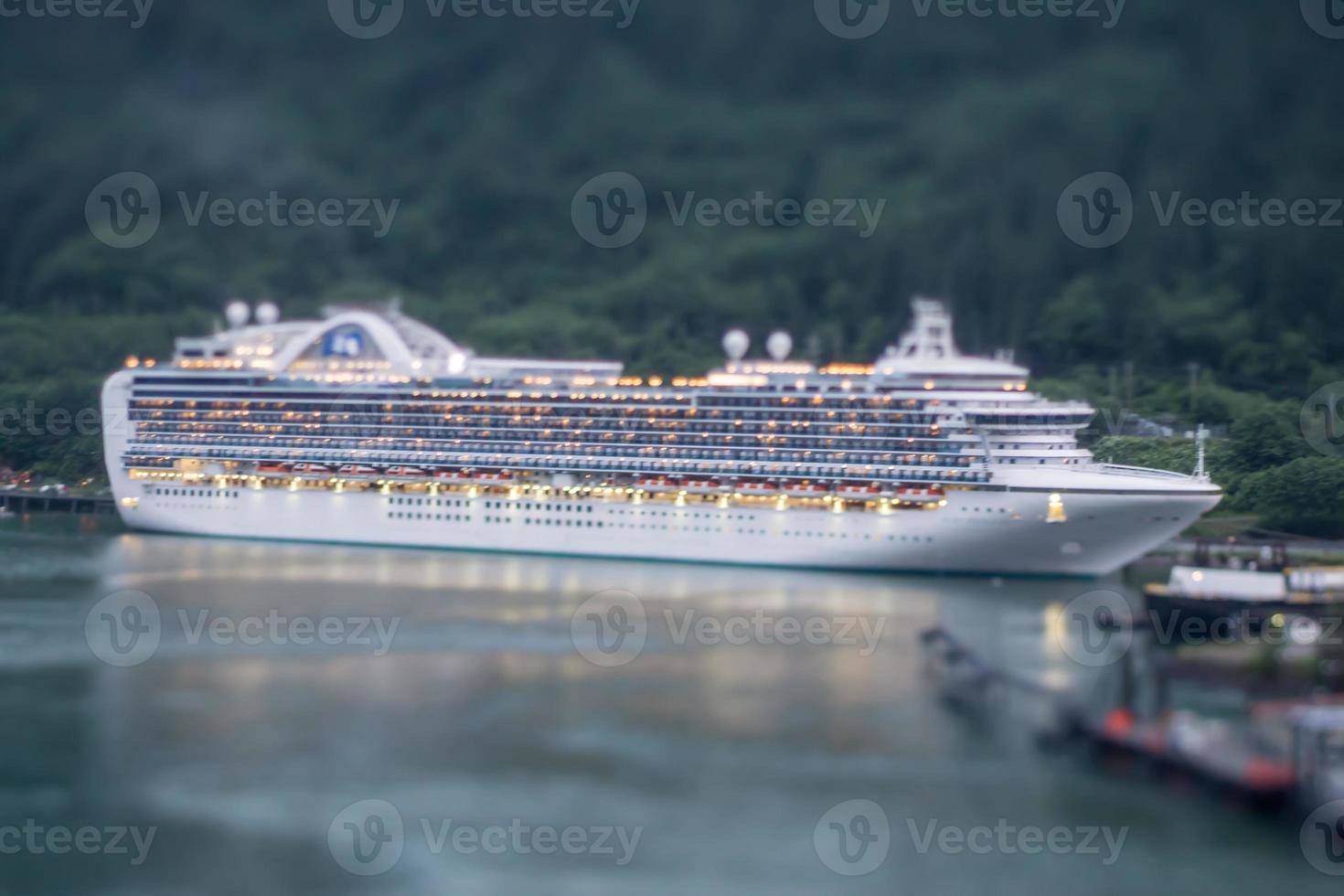 beau paysage de bateau de croisière en Alaska photo