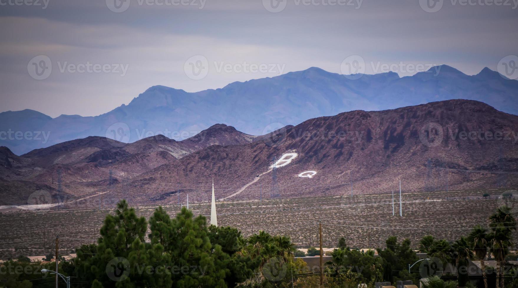 Las Vegas ville entourée de montagnes de roches rouges et de la vallée de feu photo