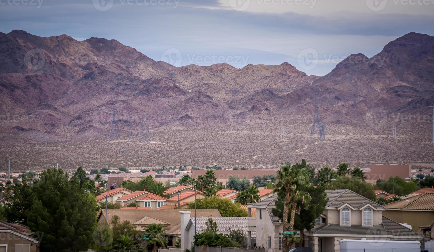 Las Vegas ville entourée de montagnes de roches rouges et de la vallée de feu photo