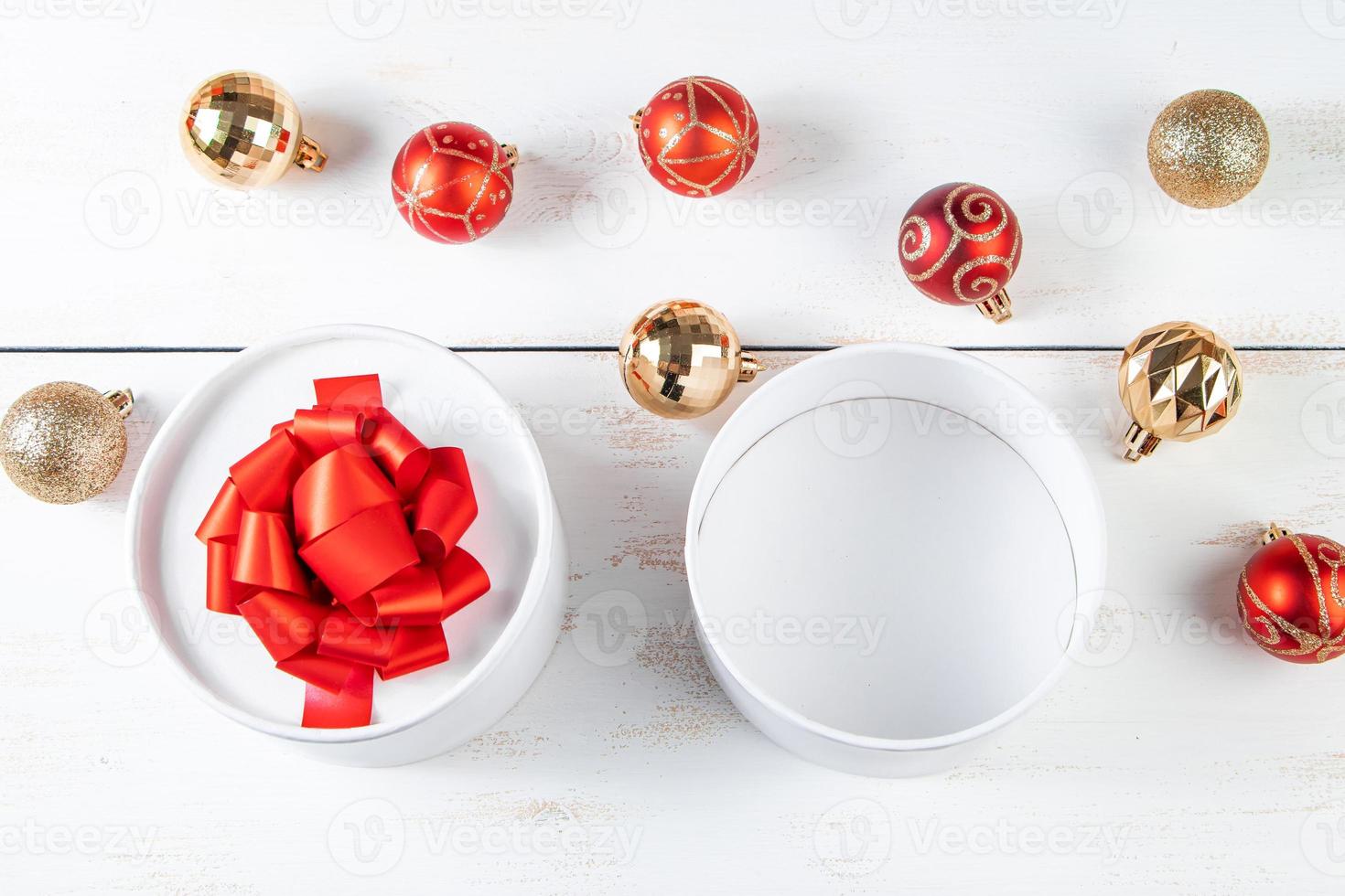 coffrets cadeaux avec ruban rouge et boules de Noël sur fond blanc. photo