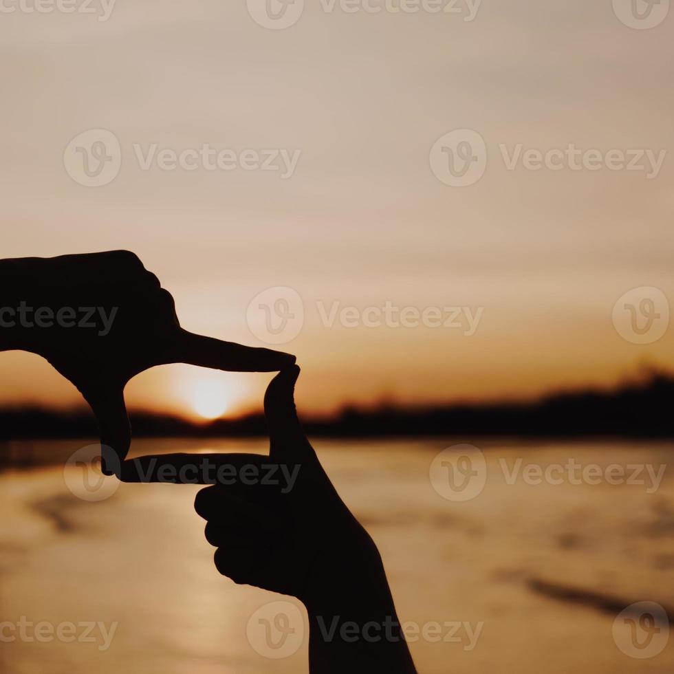 les mains de la femme se réunissent comme prendre une photo. photo