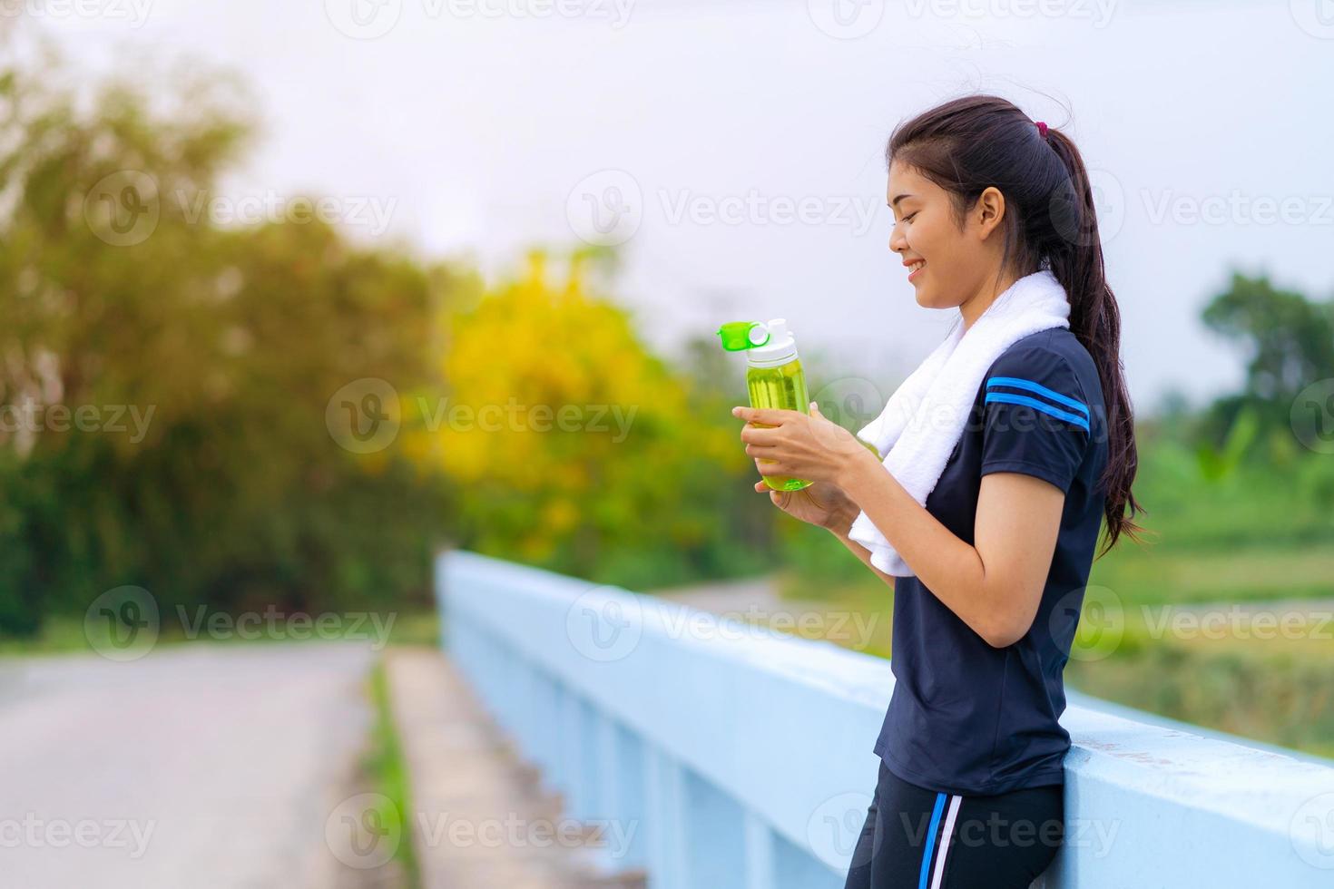 portrait d'une belle fille en tenue de sport avec une bouteille d'eau photo