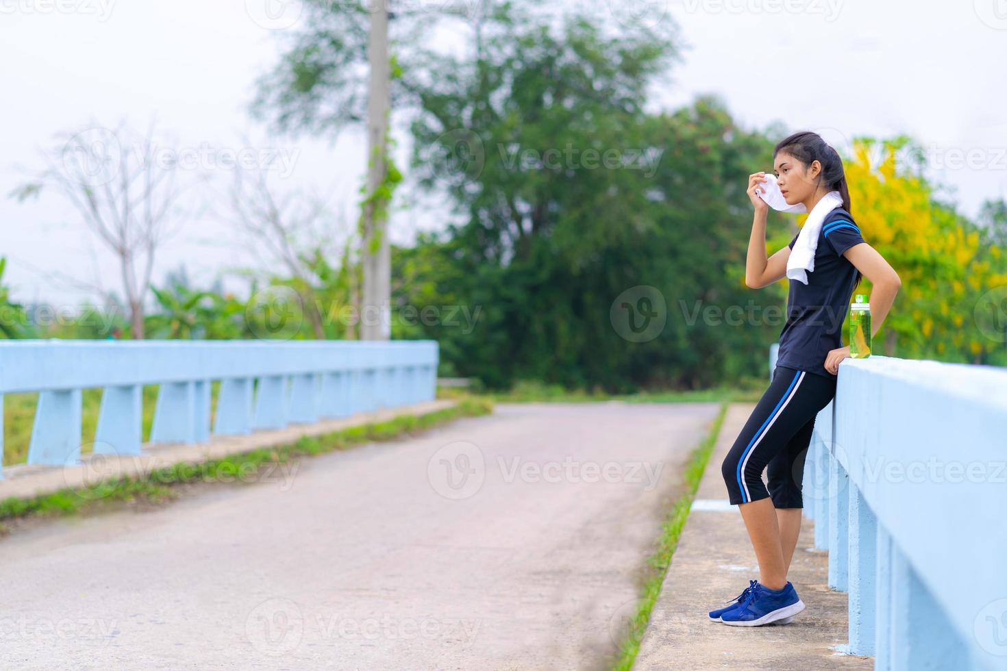 portrait de belle fille en tenue de sport souriant pendant l'exercice photo