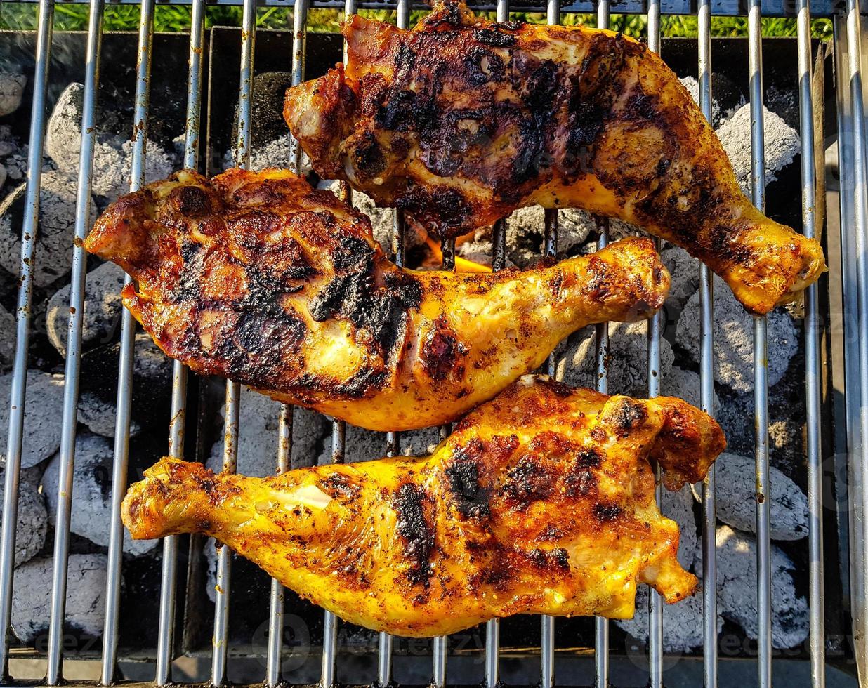 pilons de poulet épicés sur le gril photo