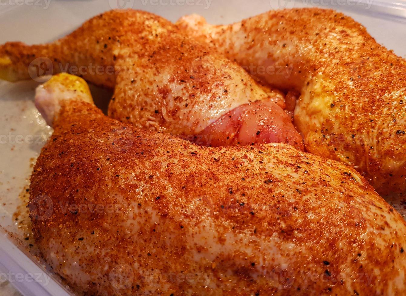 pilons de poulet épicés sur le gril photo