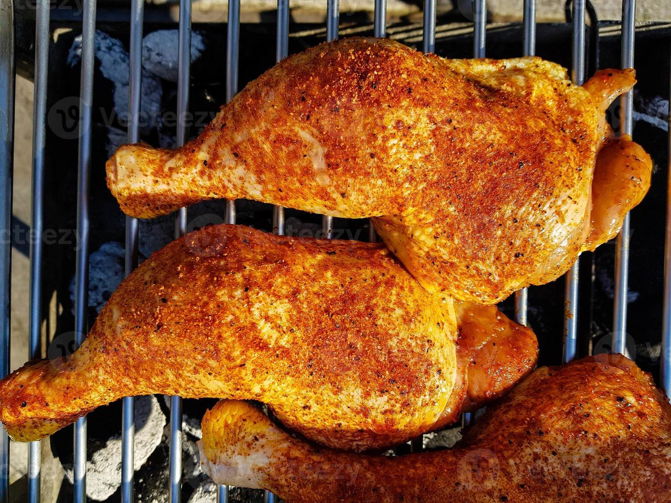 pilons de poulet épicés sur le gril photo