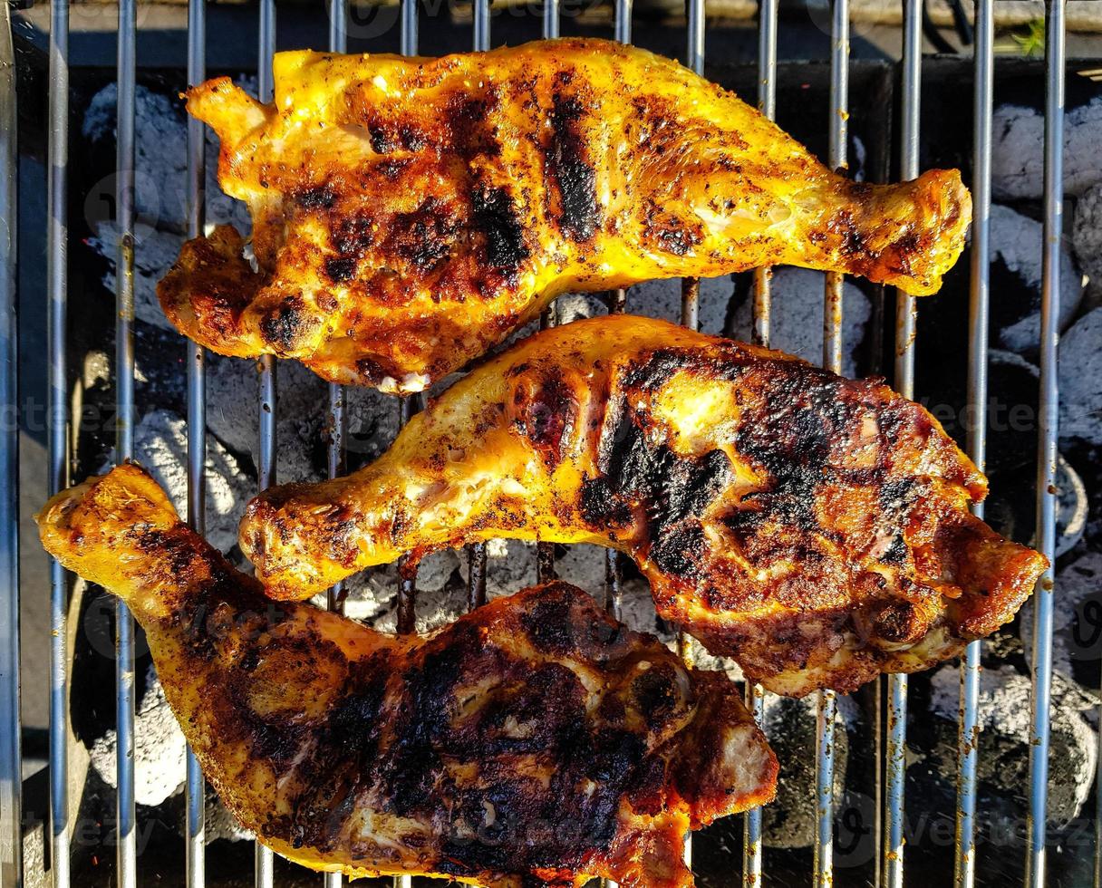 pilons de poulet épicés sur le gril photo