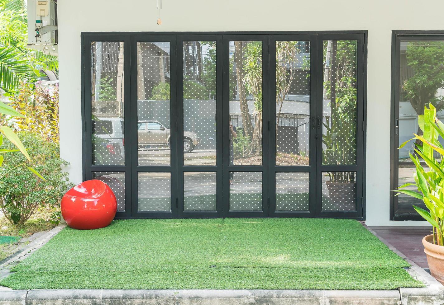 porte en bois gris foncé photo