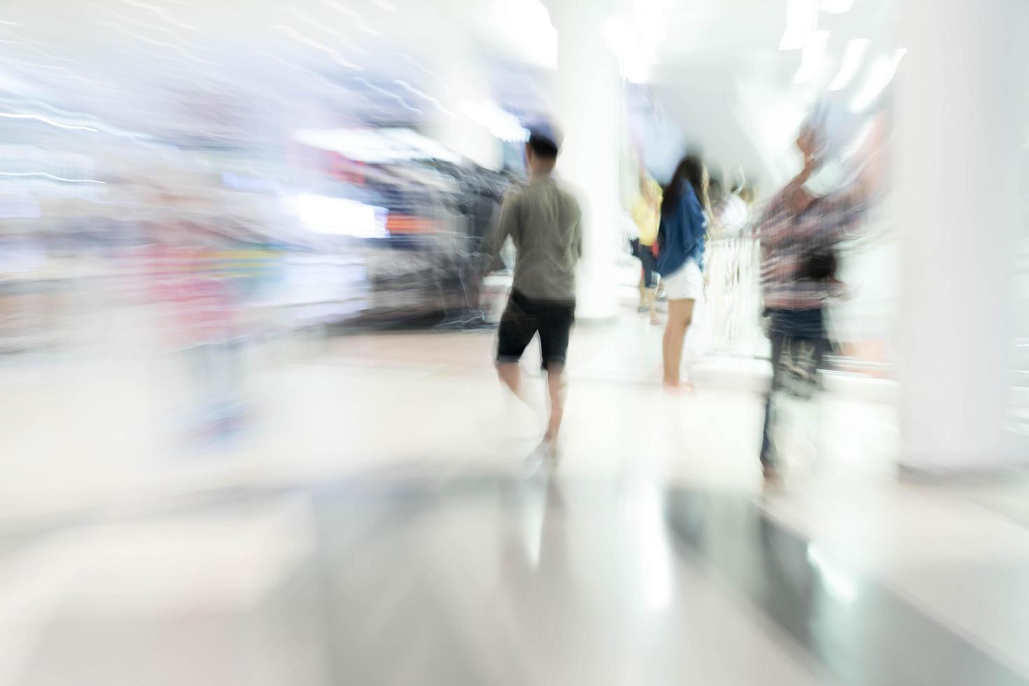 gens flous abstraits dans un beau centre commercial de luxe photo