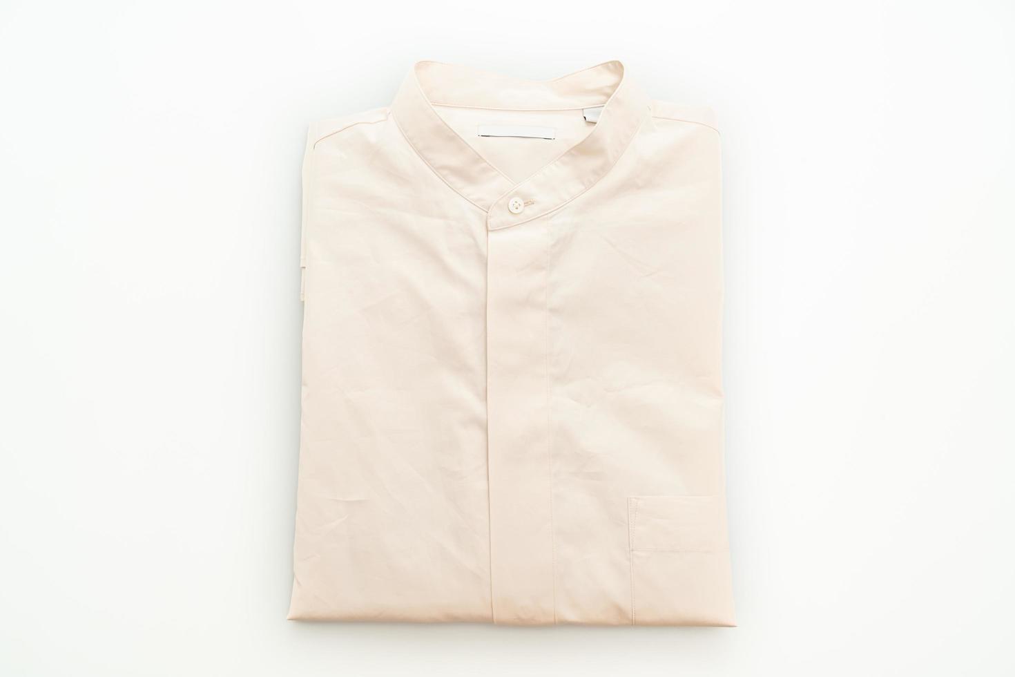 Chemise beige pliée isolé sur fond blanc photo