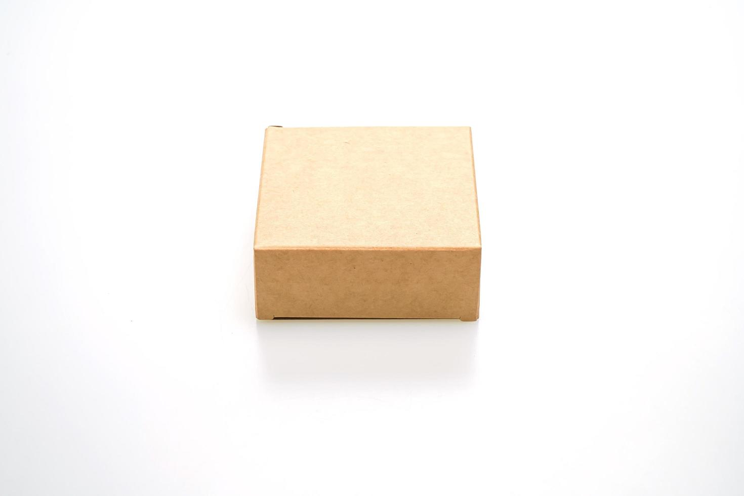 Boîte de papier brun isolé sur fond blanc photo
