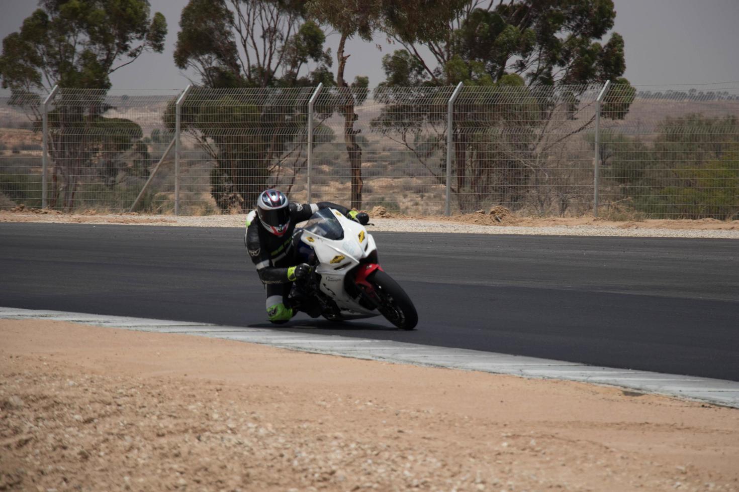 ville, pays, mmm jj, aaaa - compétition de moto sur une piste de course photo