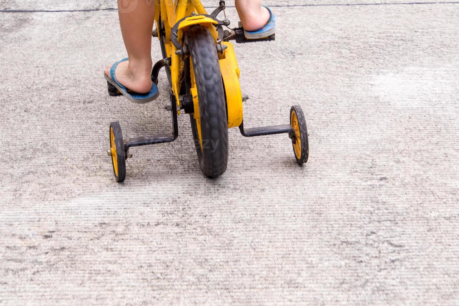 enfants avec des chaussons vélo vélo avec roues d'entraînement photo