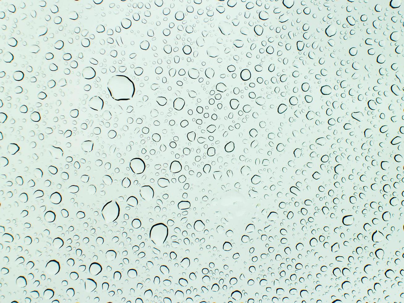 goutte de pluie sur la surface du verre. photo