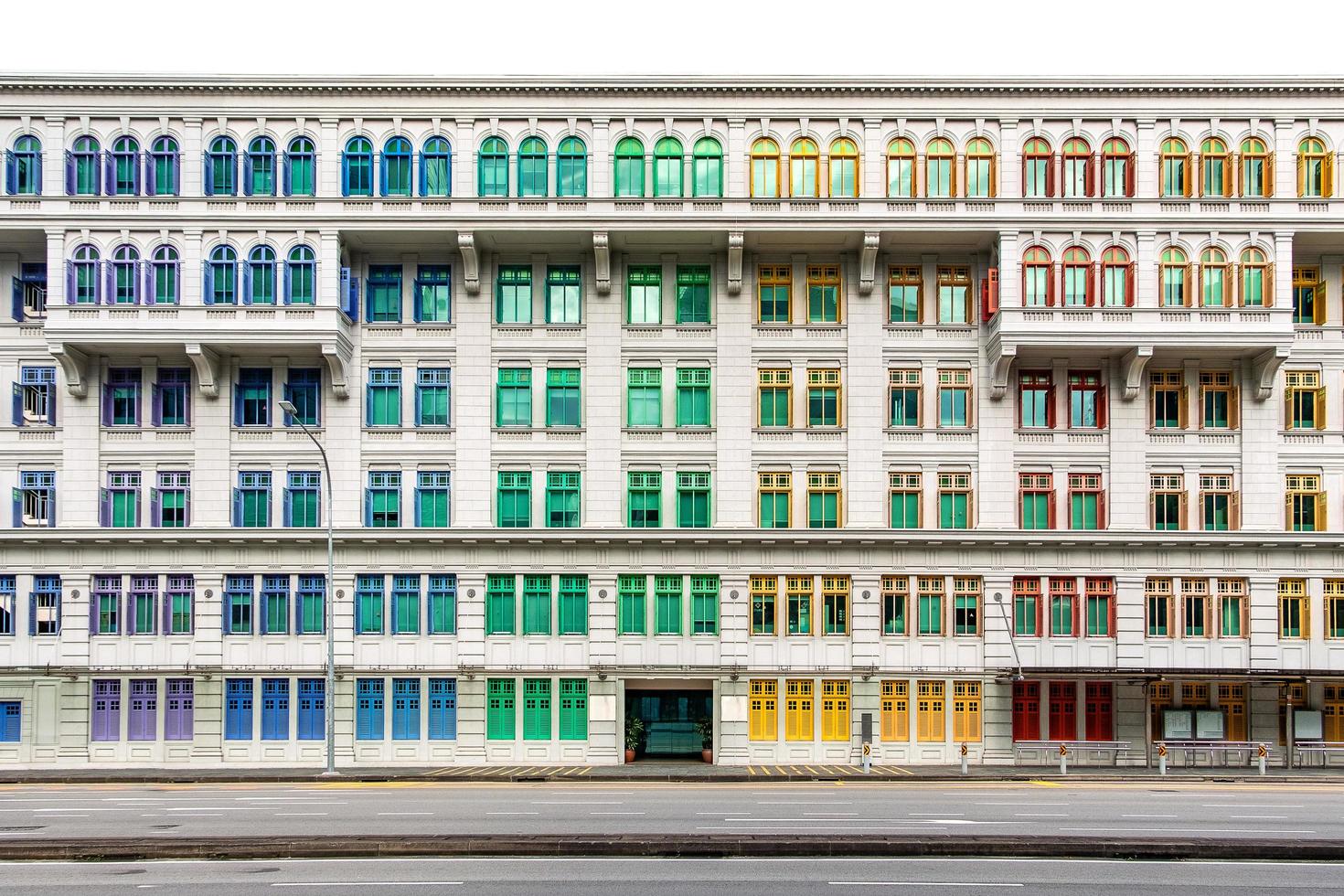 volets colorés de l'ancien bâtiment photo