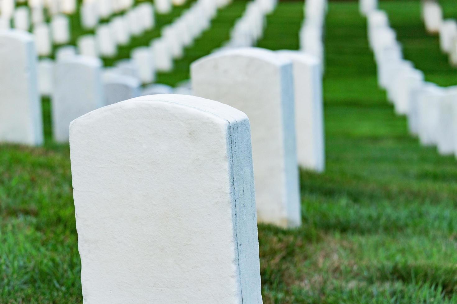 pierres tombales sur un cimetière paisible. photo