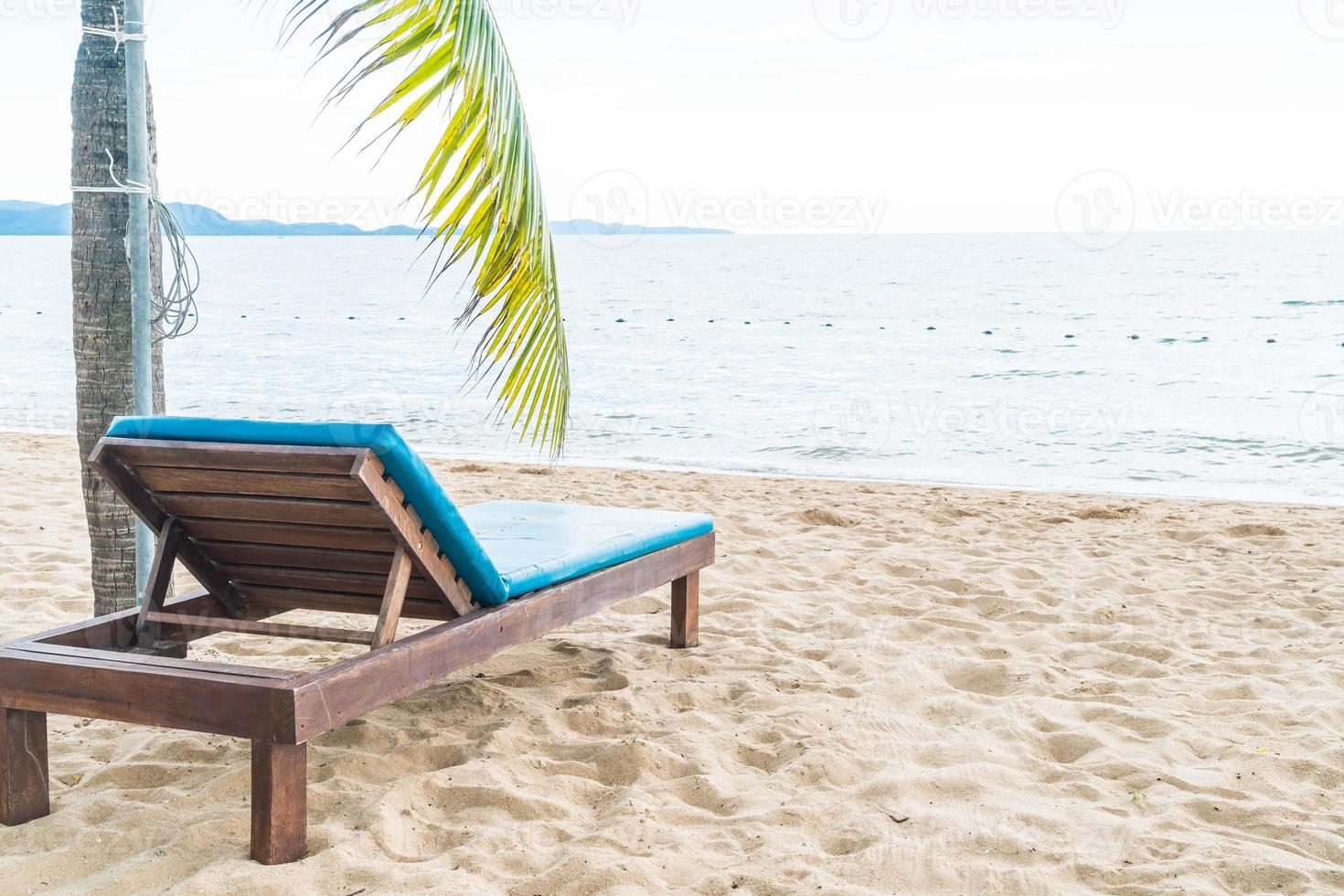 chaise de plage, palmier et plage tropicale à pattaya en thaïlande photo