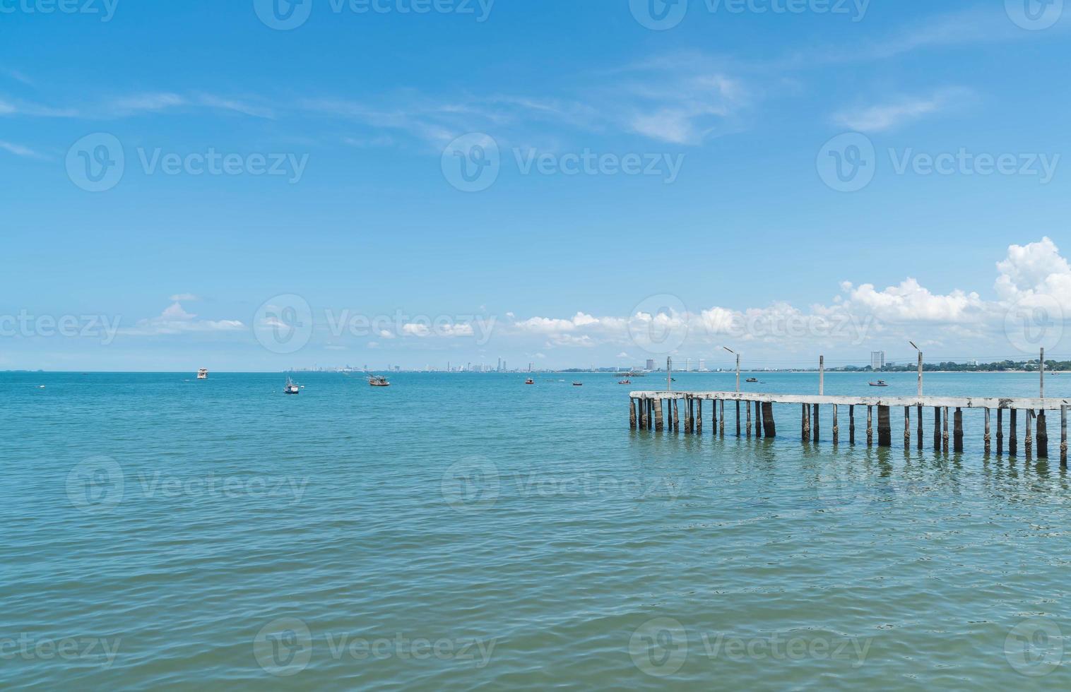 chemin de marche en bois sur la plage menant à la mer photo