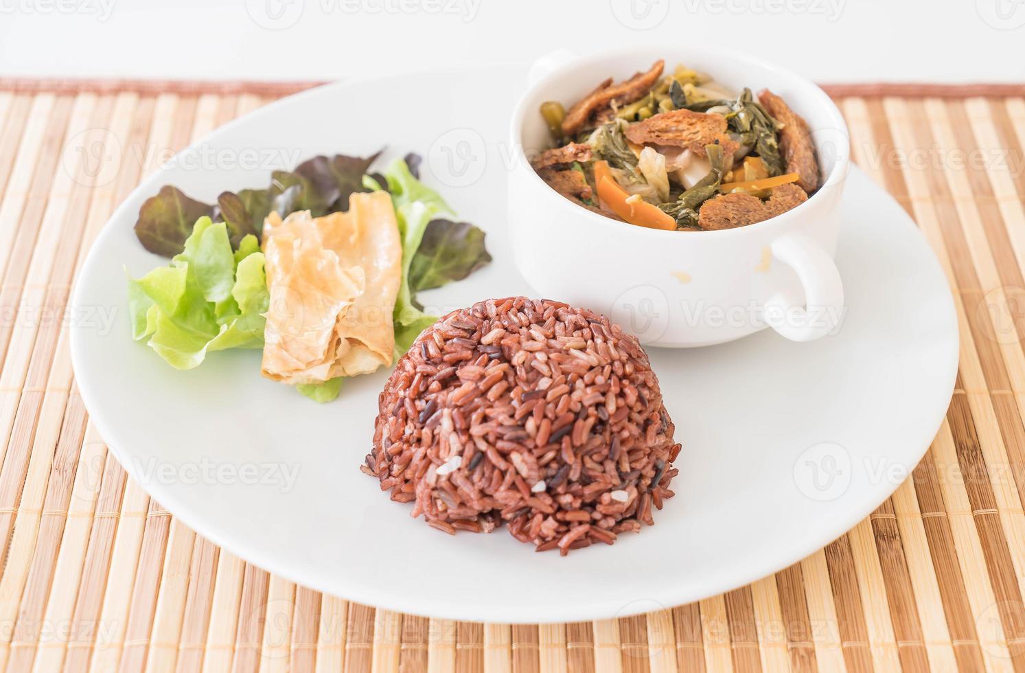 ragoût de légumes chinois et tofu avec riz aux baies photo