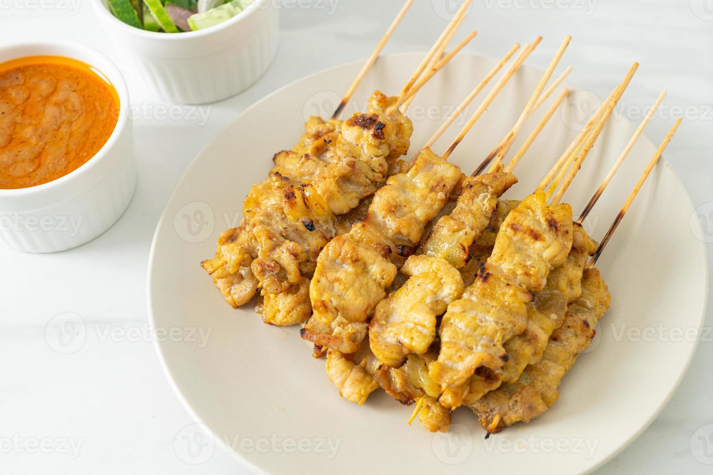 satay de porc à la sauce aux arachides photo