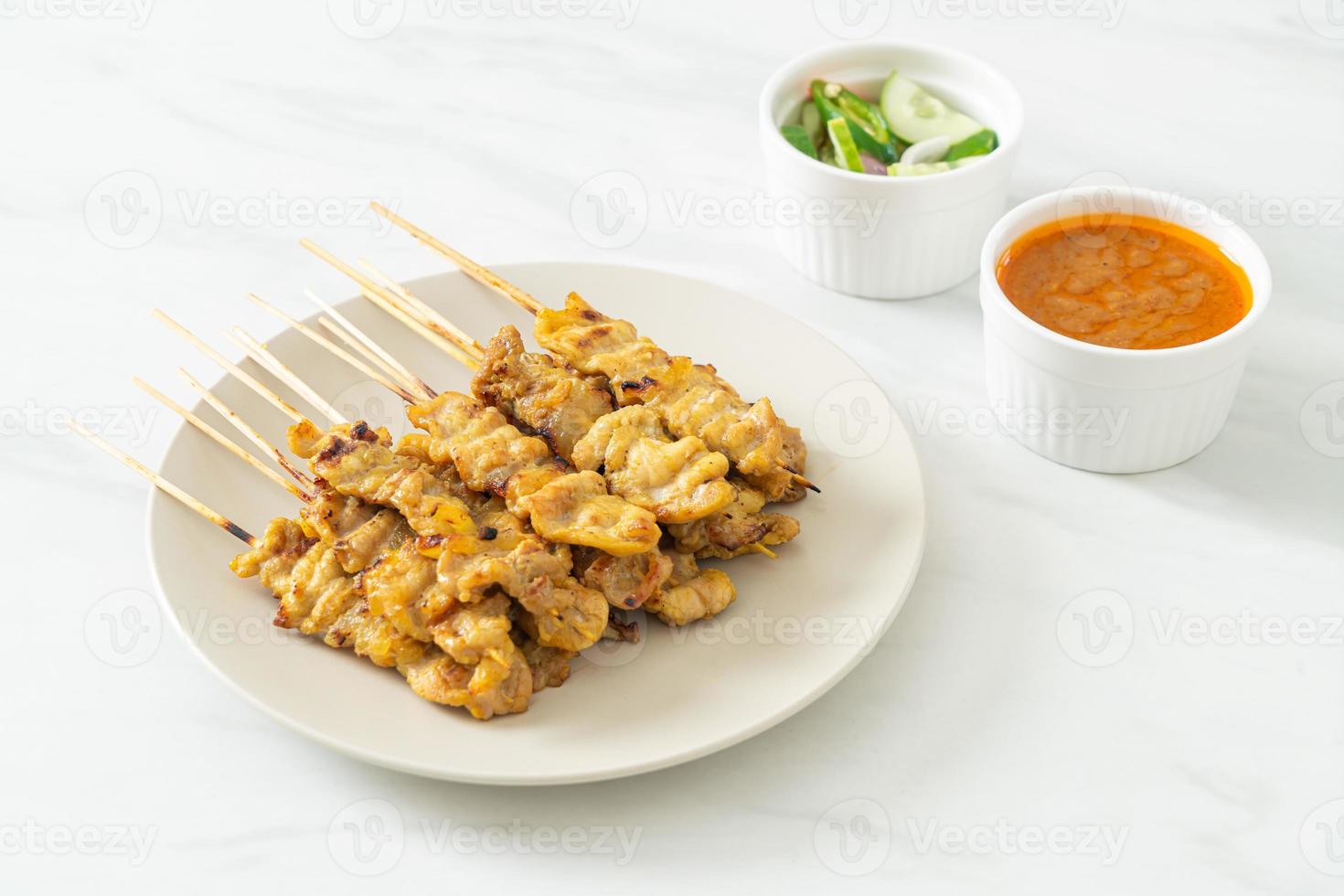 satay de porc à la sauce aux arachides photo